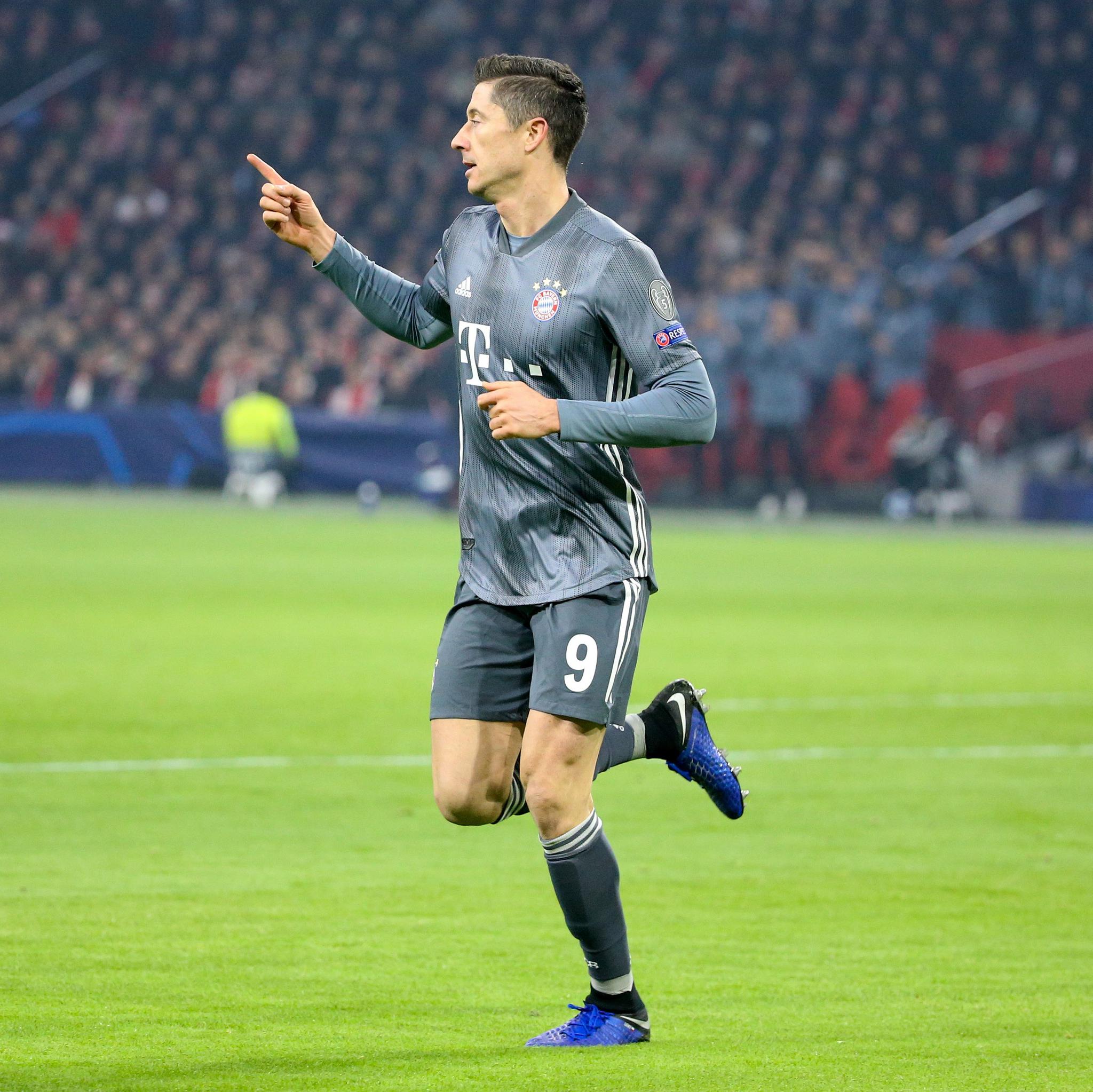 九游体育-包含赛后突围战来临；阿贾克斯围绕欧冠外线爆发；压力陡增；训练强度明显提升的词条-九游体育