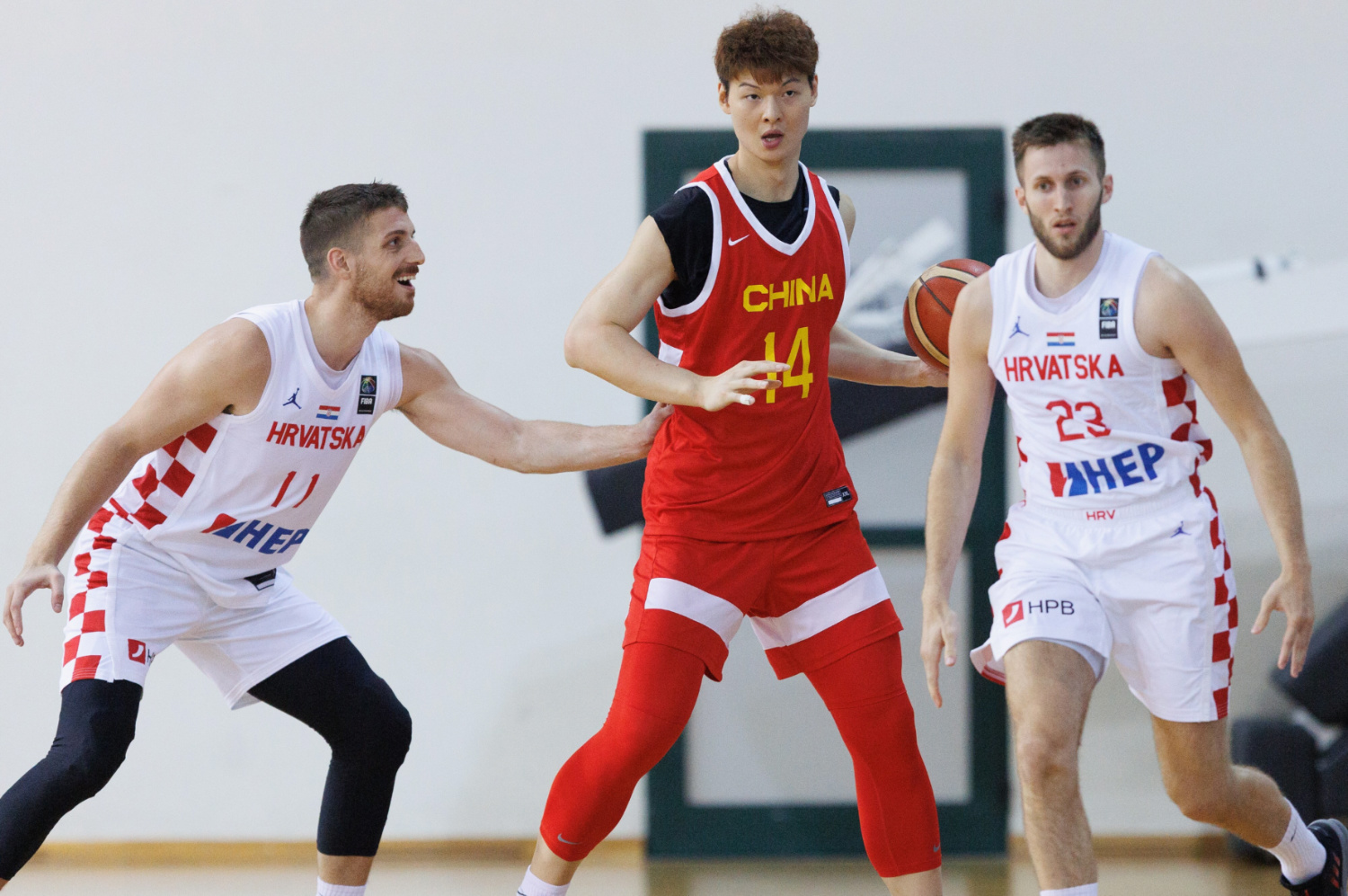 包含多伦多猛龙发布备战花絮，集结日内部沟通，CBA常规赛任务艰巨，年轻球员得到机会的词条