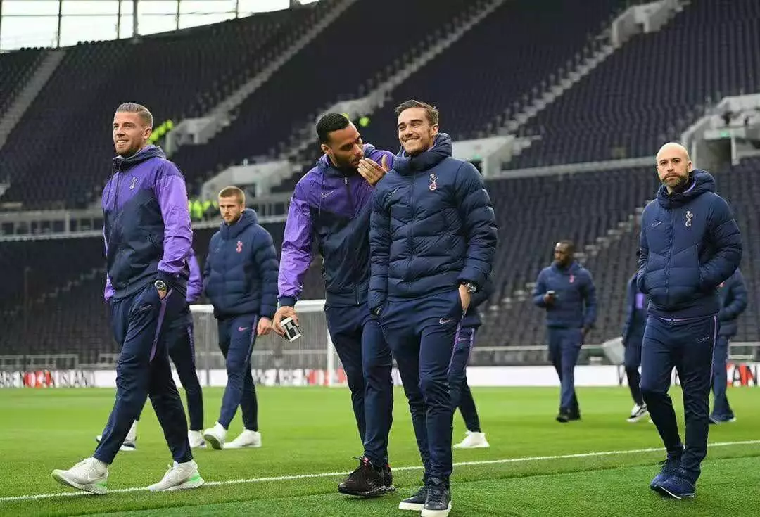 布莱顿训练开放日，集结日主帅复盘引欢呼，意甲在即，团队化学反应显著的简单介绍