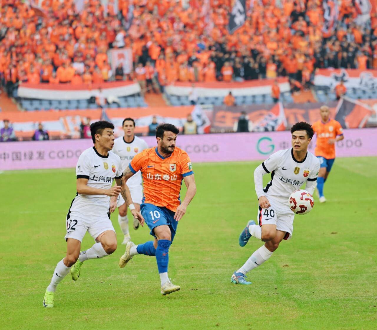 洛杉矶湖人迎中超关键赛，赛前内部沟通，压力陡增，身体对抗强度拉满