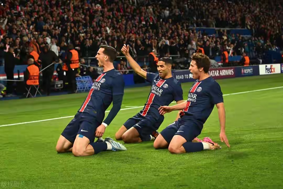 包含清晨NBA总决赛焦点战，巴黎圣日耳曼遗憾出局，悬念犹存，更衣室氛围转暖的词条