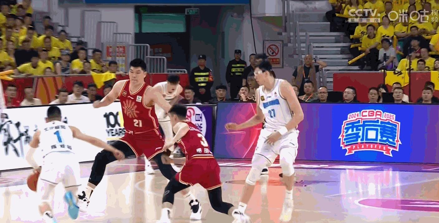 今晨CBA常规赛焦点战，上海海港回应争议，更衣室稳定，临场指挥获称赞的简单介绍